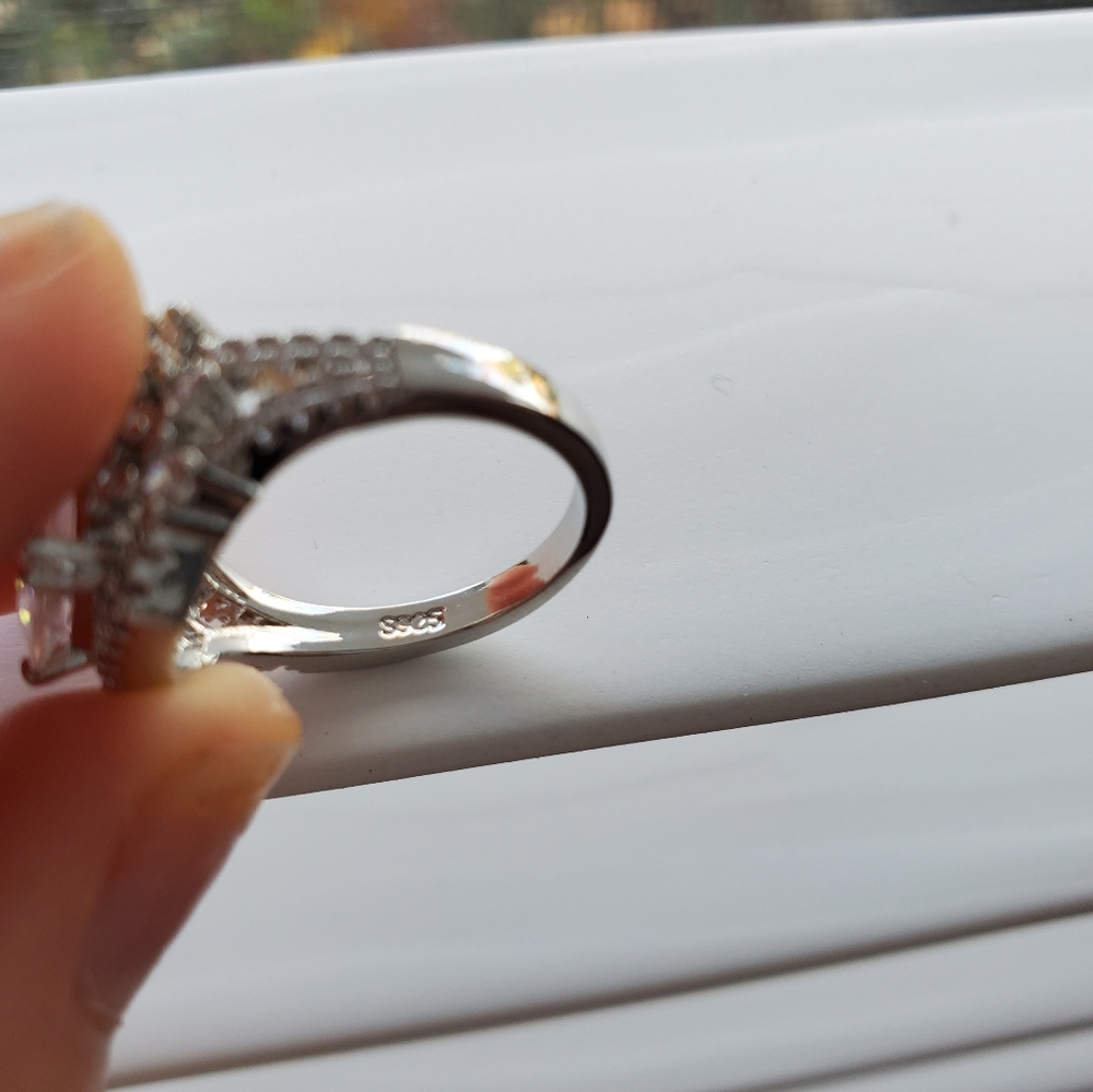 Gorgeous White Topaz Wedding Engagement Ring - Picture 7 of 8
